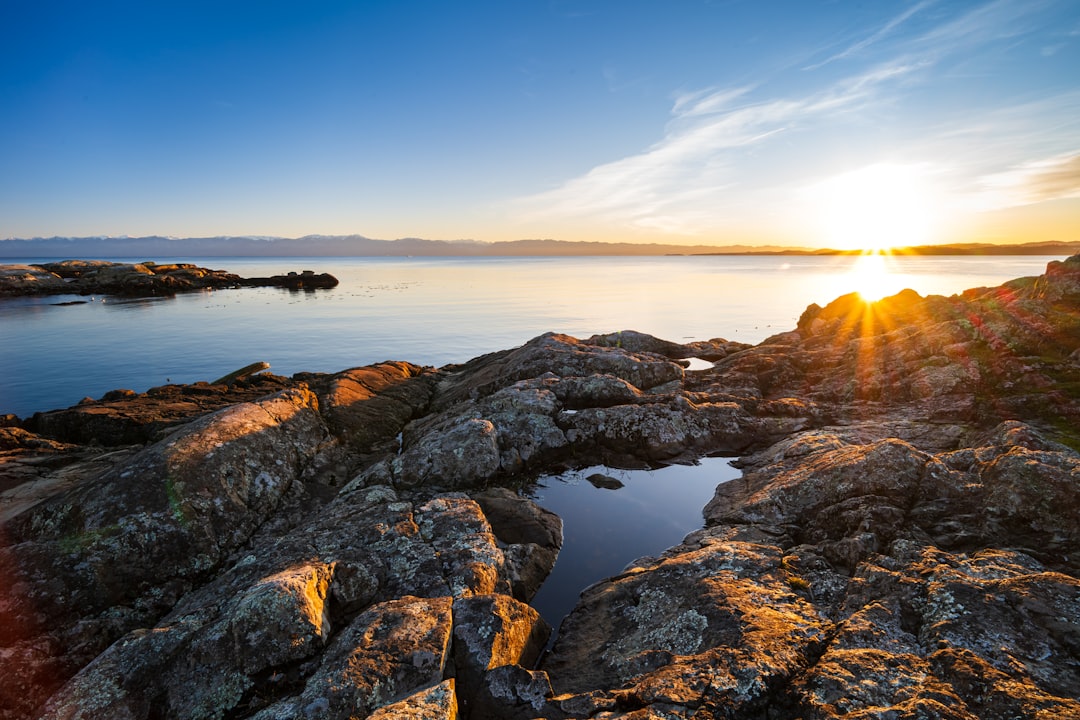 British Columbia công bố những thay đổi lớn cho chương trình BCPNP năm 2026, tập trung vào ngành y tế và lao động kỹ thuật, đồng thời loại bỏ nhiều diện định cư dành cho sinh viên và lao động phổ thông. Bài viết phân tích chi tiết tác động và cơ hội mới cho người muốn định cư Canada.