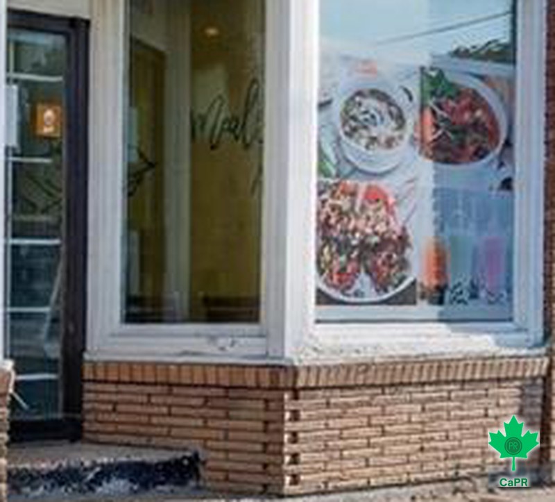 Mặt tiền nhà hàng cần bán ở Saskatchewan, cửa kính và tường gạch