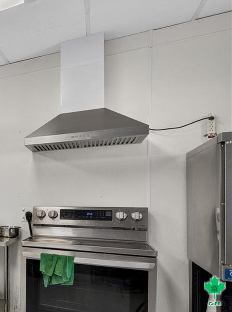 Bếp nấu và máy hút khói inox trong nhà hàng
