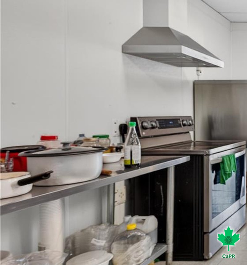 Bàn inox sơ chế cạnh bếp nấu