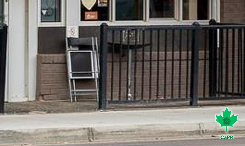 Mặt tiền quán cà phê cần bán ở Saskatchewan, lan can và cửa kính