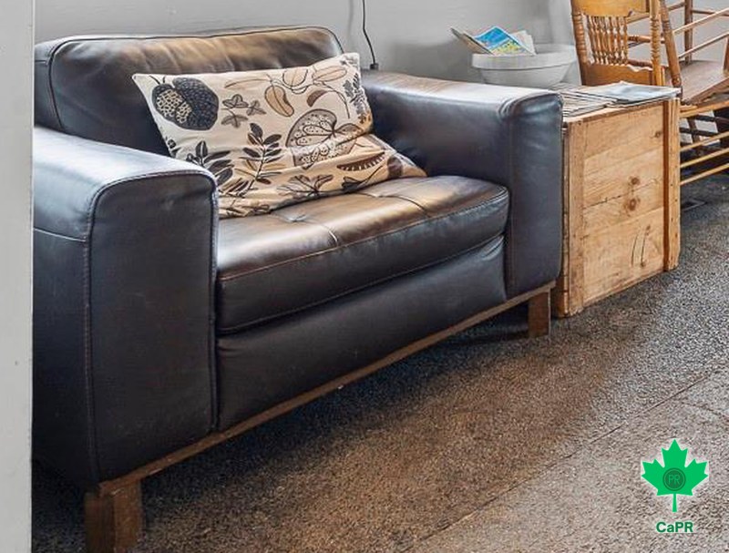 Góc sofa da thư giãn trong quán cà phê cần bán ở Canada