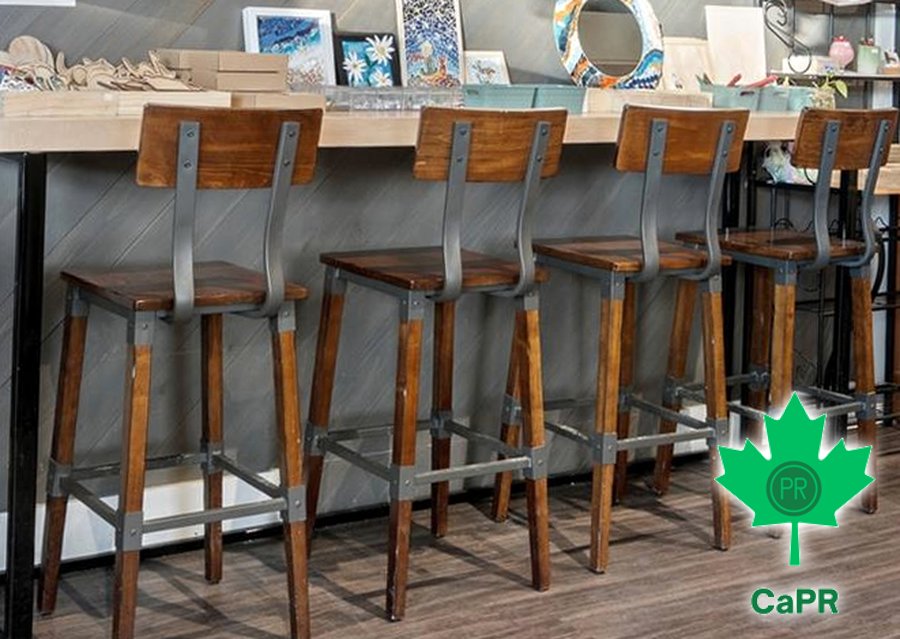 Sang nhượng quán cà phê Saskatchewan: một góc ghế quầy bar bằng gỗ