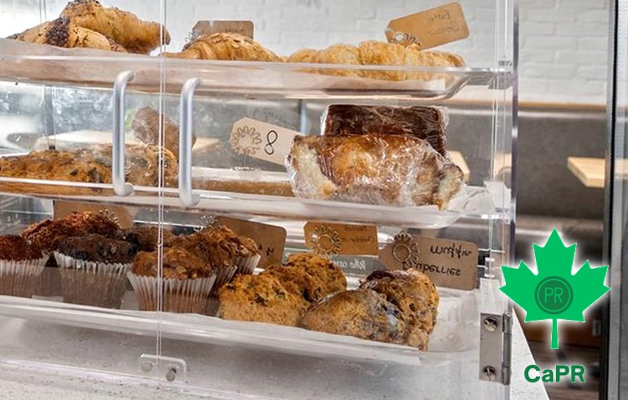 Một góc kệ bánh croissant và muffin